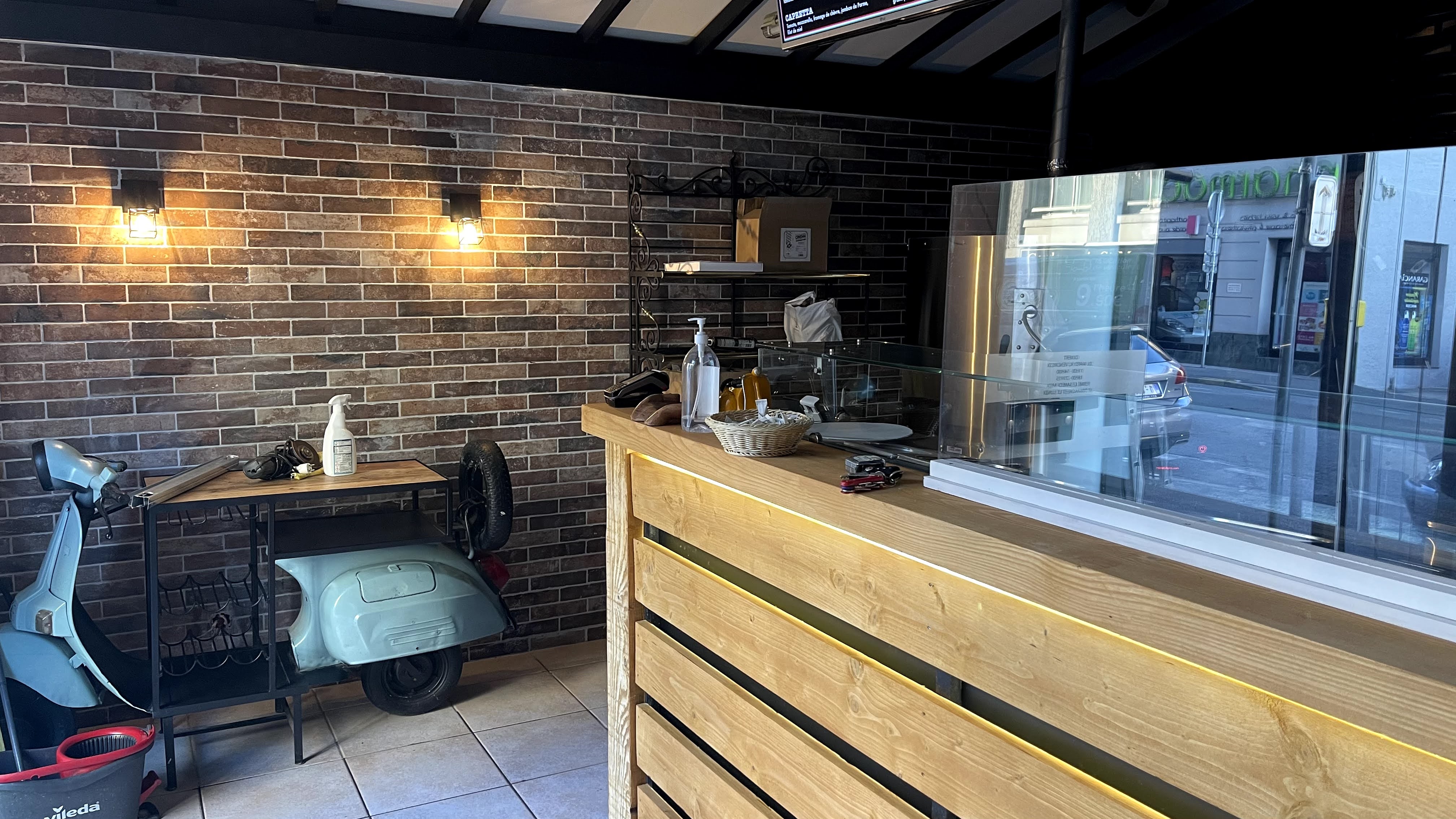 Le comptoir et l’intérieur de la pizzeria Al Fornello